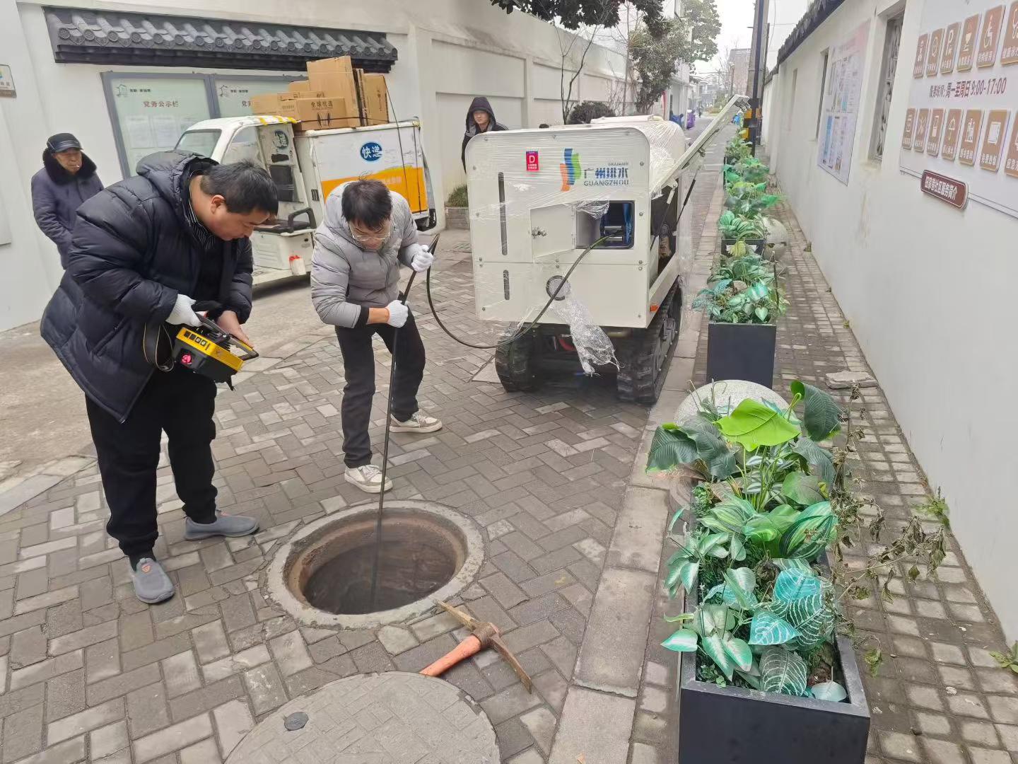 徐工小型管網(wǎng)設備，成功解決狹窄路段管網(wǎng)中存在的堵塞問題